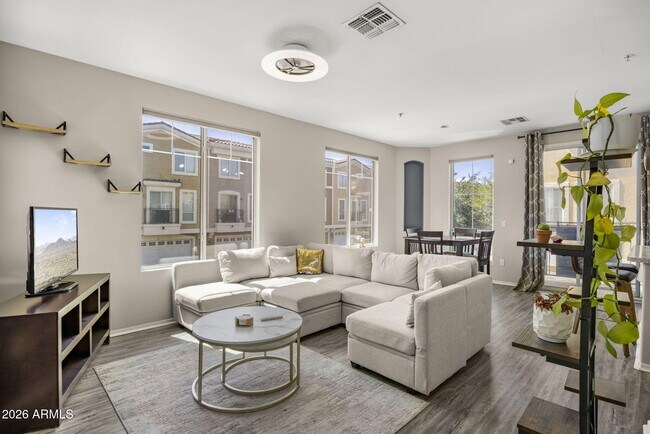 Building Photo - 2450 W Glenrosa Ave