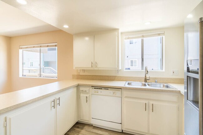 Building Photo - 2102 Mathews Ave