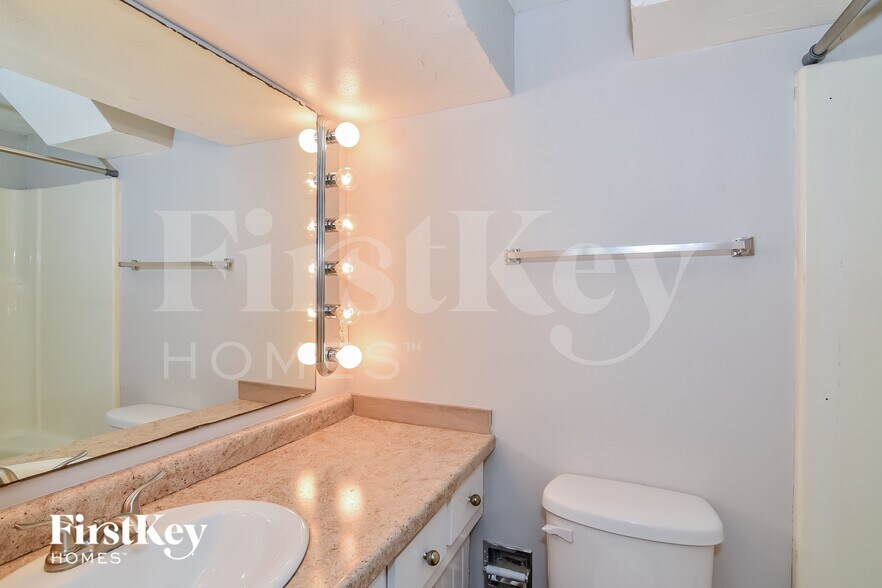 Building Photo - 307 NE Arlington Cir