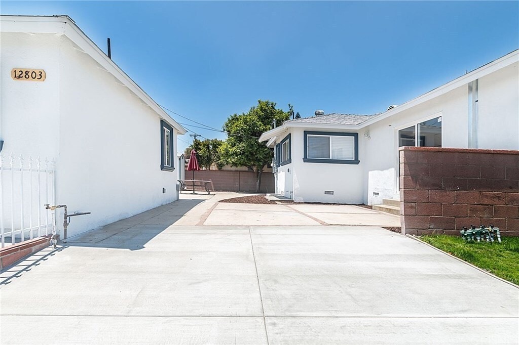 Building Photo - 9011 Vena Ave
