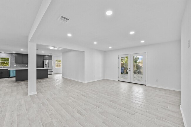 Building Photo - 22 13th Ave N
