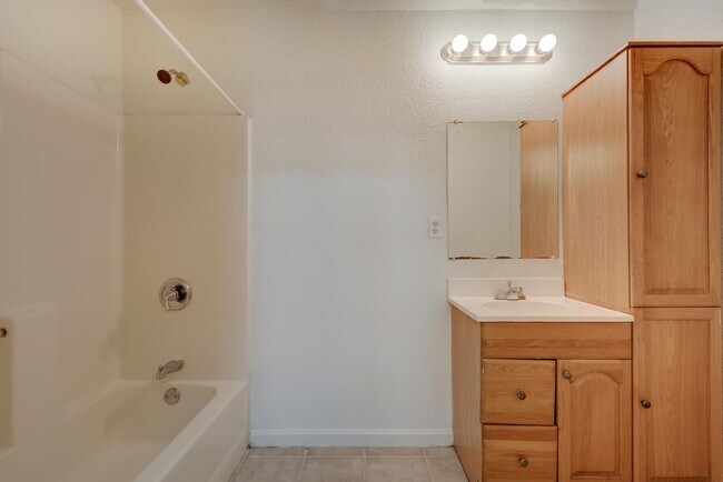 Building Photo - 4405 Barrow Ave