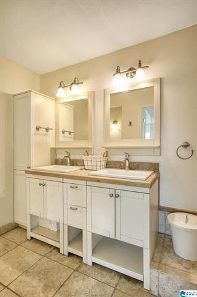 Building Photo - 1911 Glen Davis Ln