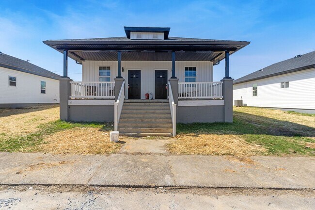 Primary Photo - 401/403 Novelty St