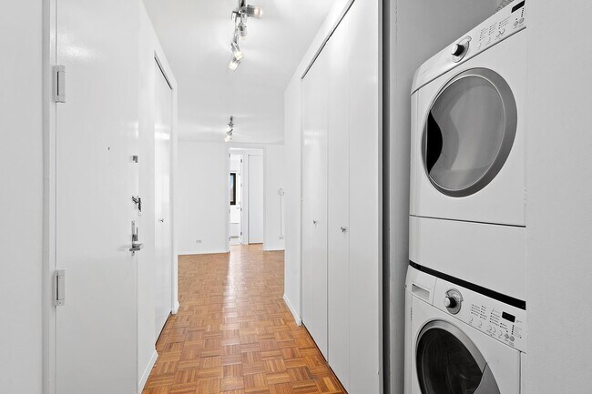 Building Photo - 15 W 61st St