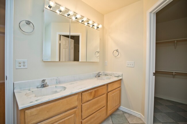 Building Photo - ***402 NE Shasta Court***