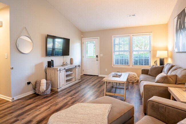 Building Photo - FURNISHED RENTAL FOR 3-12 MONTHS AVAILABLE MID-JUNE