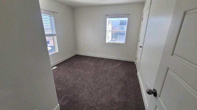 Building Photo - 3 bed 2.5 bath home for Rent. Pet Friendly!