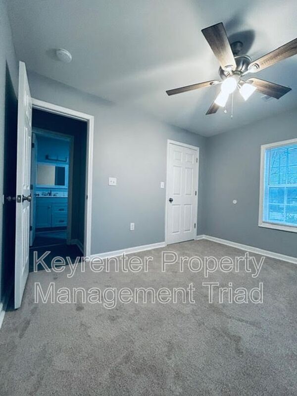 Building Photo - 1405 Leonard Ave