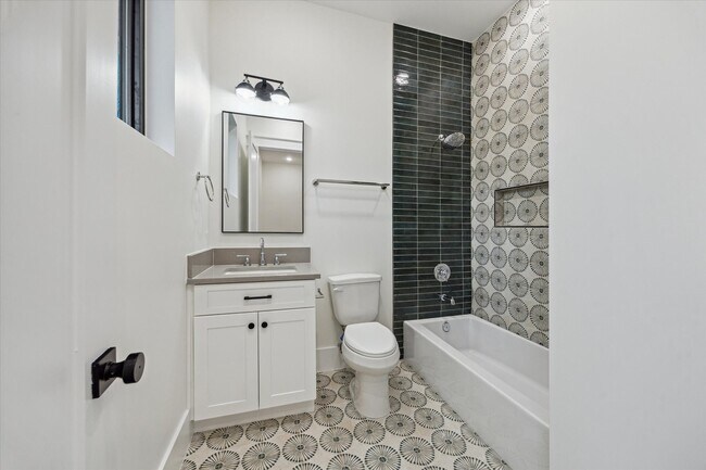 Building Photo - 431 W 30th St
