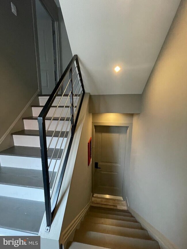 Building Photo - 527 S 20th St