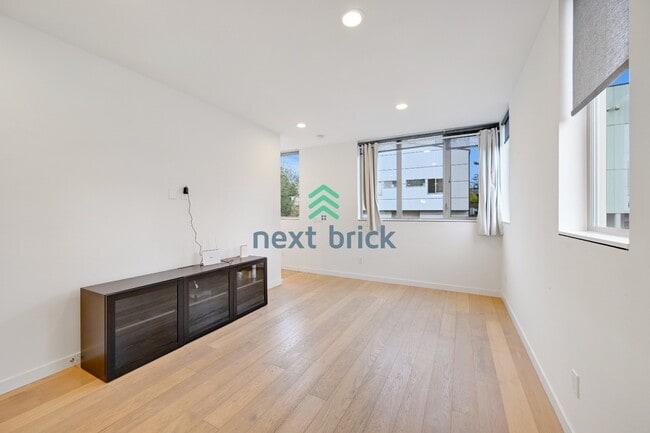 Building Photo - A beautiful 3 bed and 2 bathroom townhouse for rent