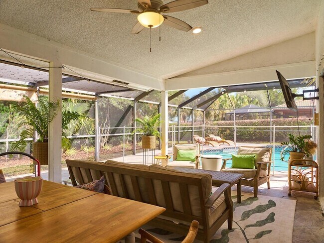 Building Photo - 2281 SW Starling Dr