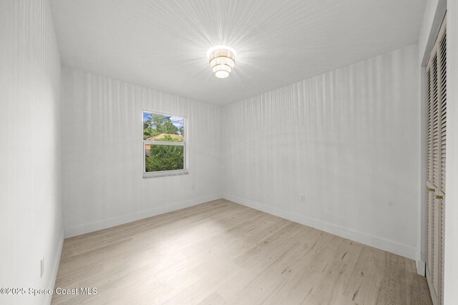 Building Photo - 325 Eva St NE