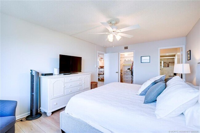 Building Photo - 10 NE Plantation Rd