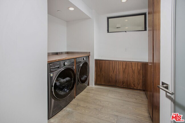 Building Photo - 2105 E Balboa Blvd