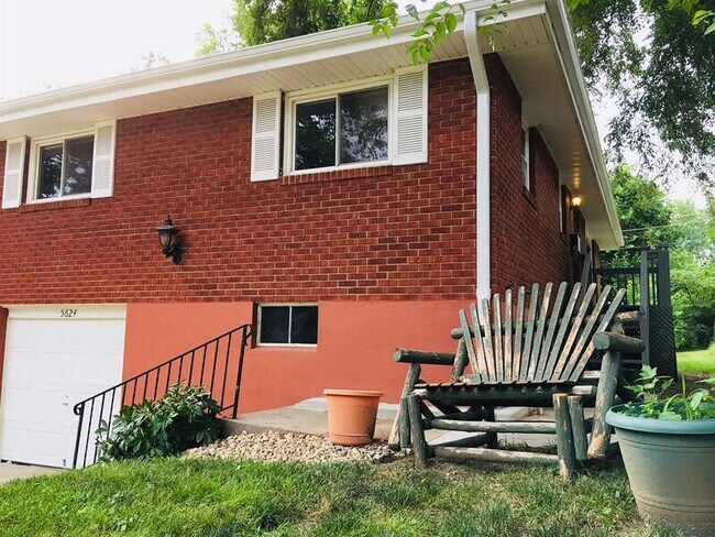 Building Photo - 5624 Lake St