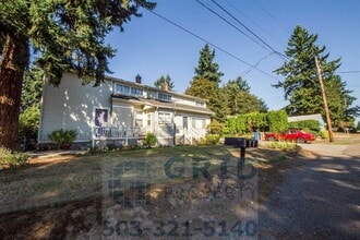 Building Photo - Two Bedroom Apartment Available in Milwaukie!