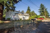 Building Photo - Two Bedroom Apartment Available in Milwaukie!