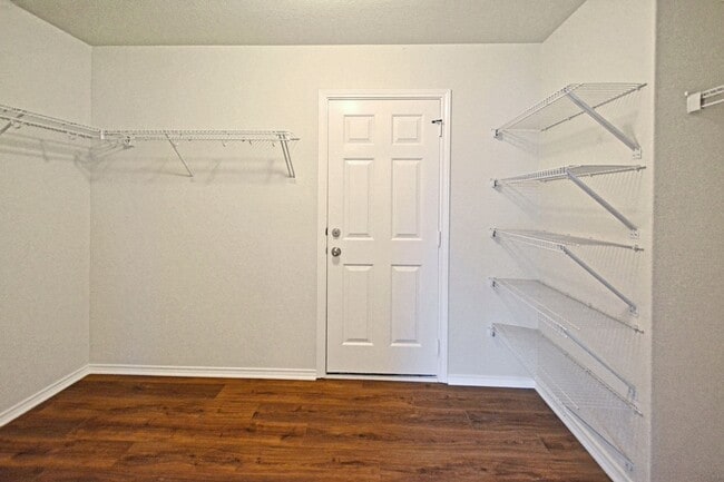 Building Photo - 2121 Sinclair Dr