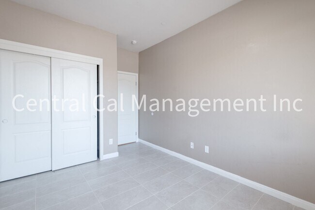 Building Photo - 4 Bedroom, 3 Bath Home in the Desired Southwest - $2495 per month!