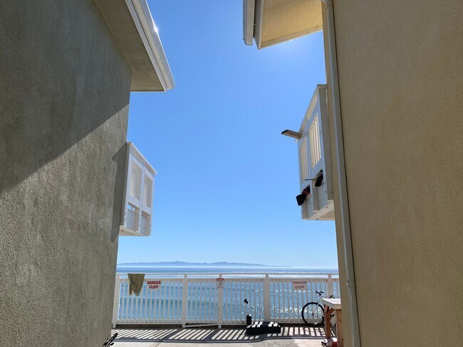 Building Photo - 6647 Del Playa Dr