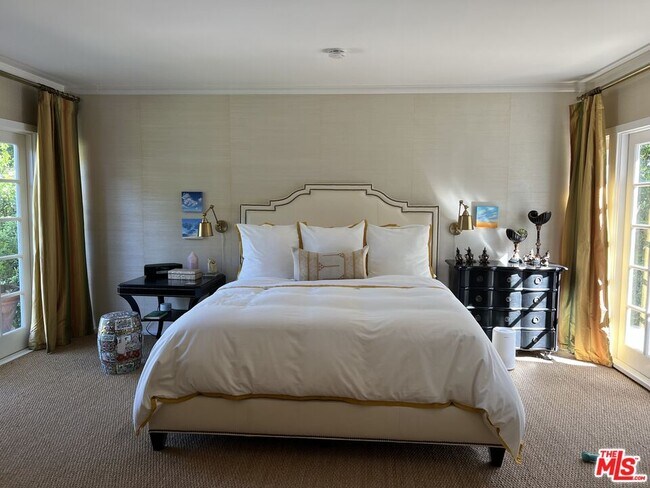 Building Photo - 8050 Mulholland Dr