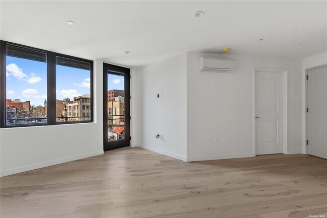 Building Photo - 31-25A Newtown Ave