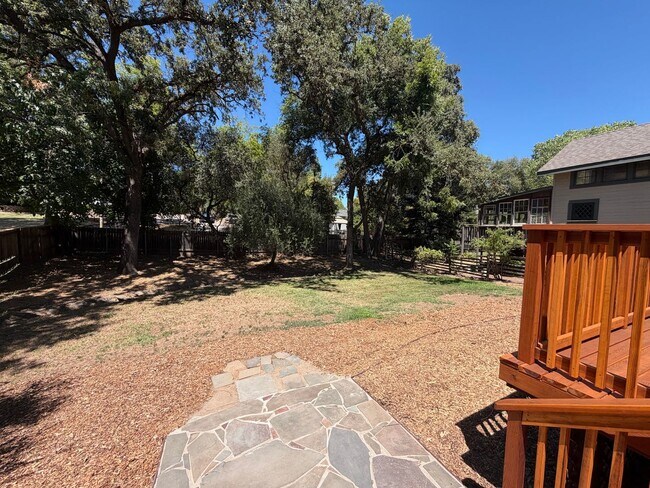 Building Photo - Cute home on large lot