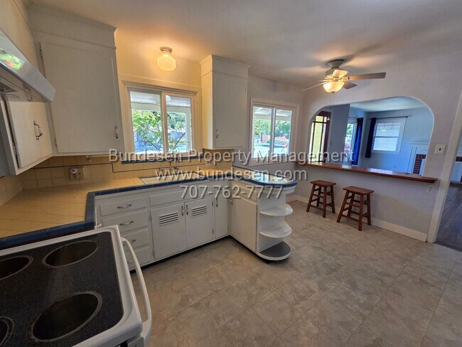 Building Photo - Beautiful 2 bedroom, 1 bath in the desirable Montgomery Village neighborhood - Santa Rosa