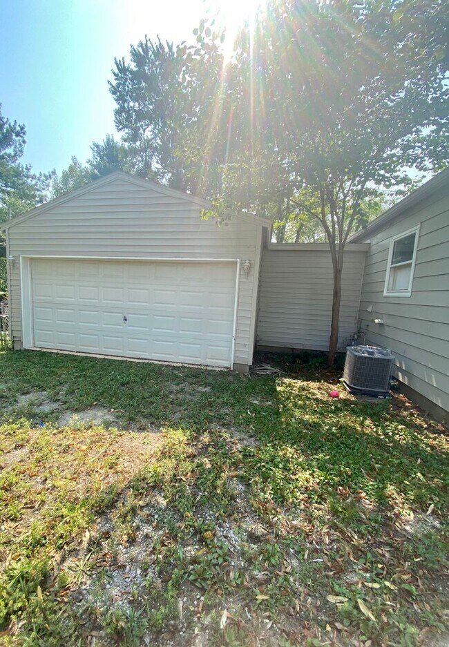 Building Photo - 2 Bedroom Home Located Near Lafayette Country Club!