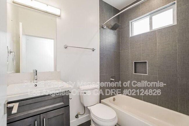 Building Photo - 1340 N Kenmore Ave