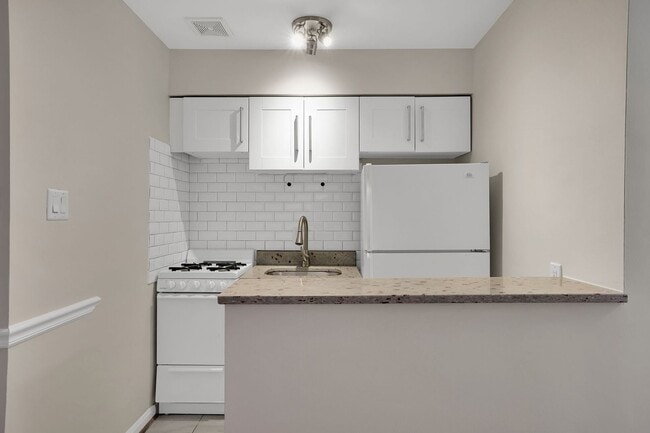 Building Photo - Charming 2-Bedroom Condo in Prime Capitol ...
