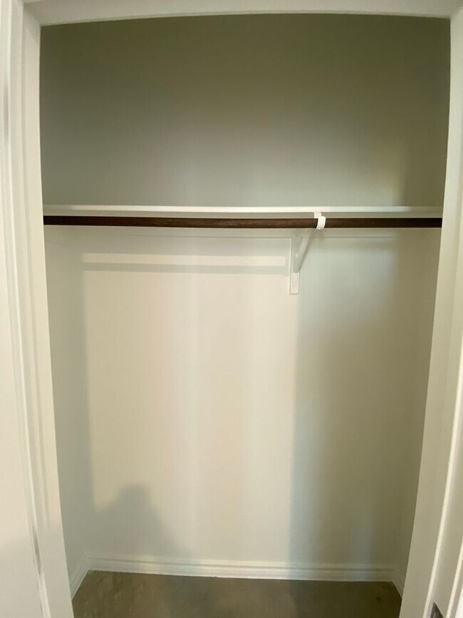 Building Photo - 648 Pacific Crest Trl