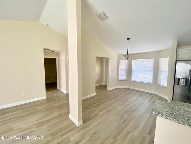 Building Photo - 2435 Palisades Dr SE