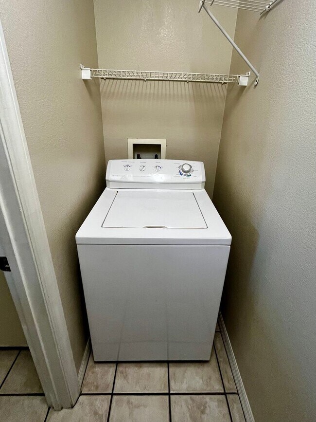 Building Photo - 1/1 unit available now for annual lease