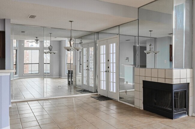 Building Photo - 3420 Country Club Dr W