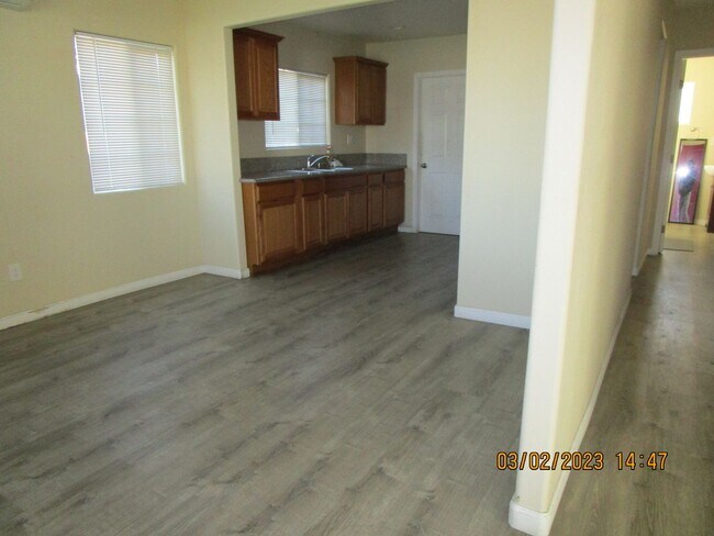 Building Photo - East Bakersfield House