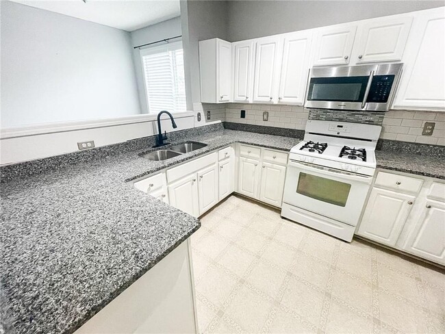 Building Photo - 113 Riverstone Commons Cir