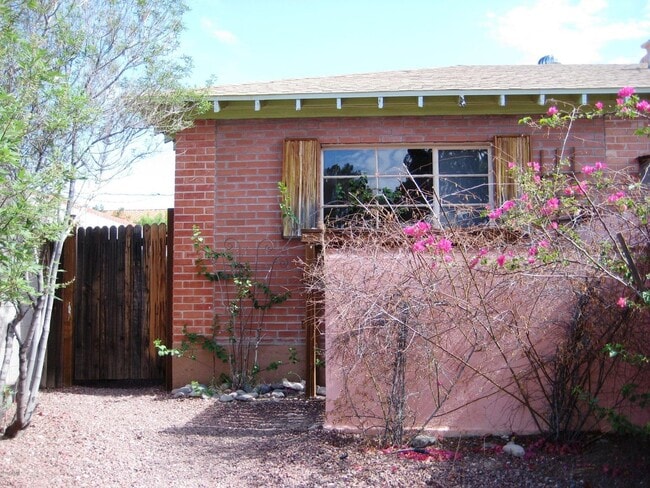 Building Photo - Studio, 1 bath, shared pool! All Utilities Included!