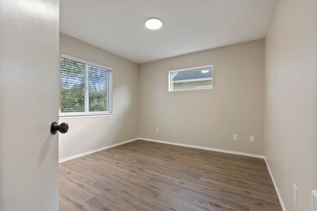 Building Photo - 4 bedroom/2.5 bathroom available in SE Portland