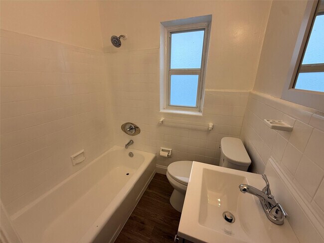 Building Photo - 2037 Madison St