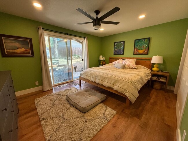 Building Photo - Spacious 4 Bed/3 Single Family Home in SW Bend - Large Backyard