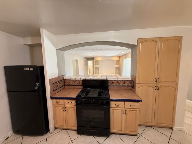 Building Photo - Huge 7 bed 3 bath house on Adobe  (Lease o...