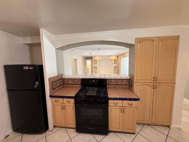 Building Photo - Huge 7 bed 3 bath house on Adobe (Lease ou...