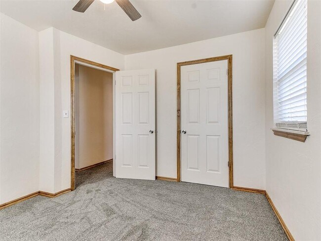Building Photo - 325 E Cedar Ln