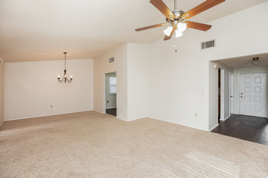 Building Photo - 6205 37th Ave W