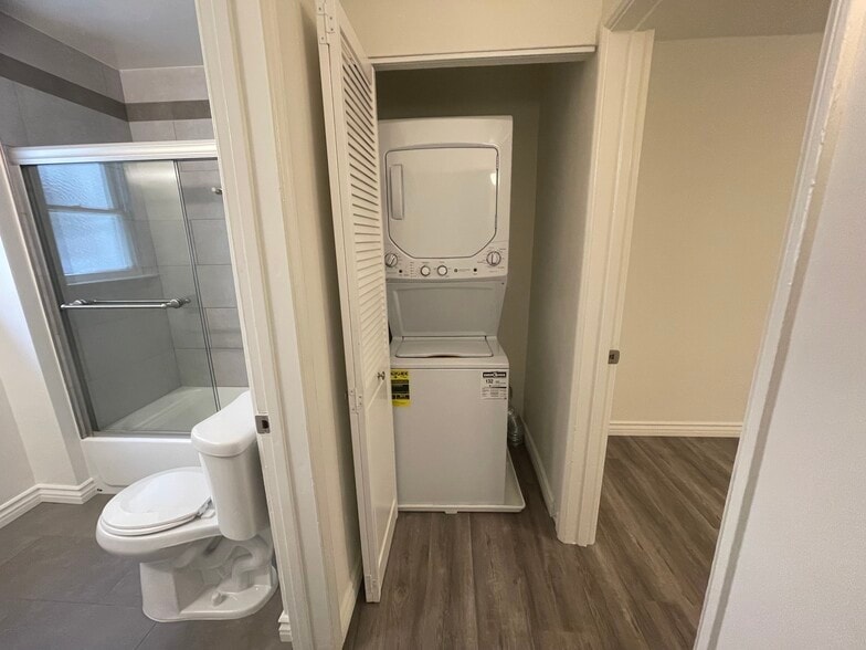 Building Photo - 3757 S Bentley Ave