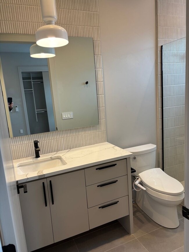 Building Photo - Modern Home Near Old Mill