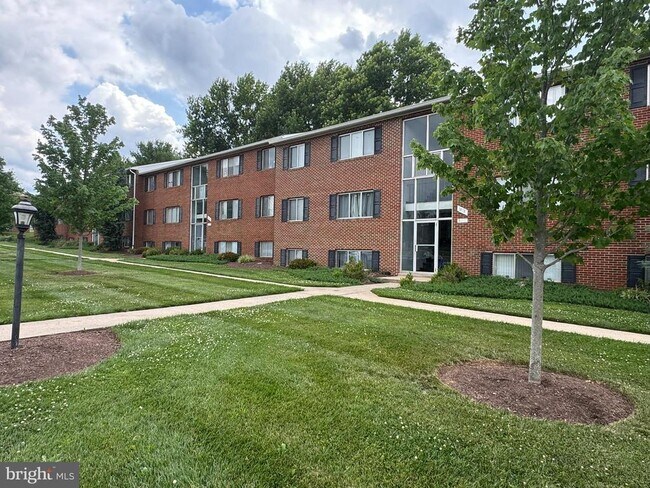 Building Photo - 3876 Shadywood Dr